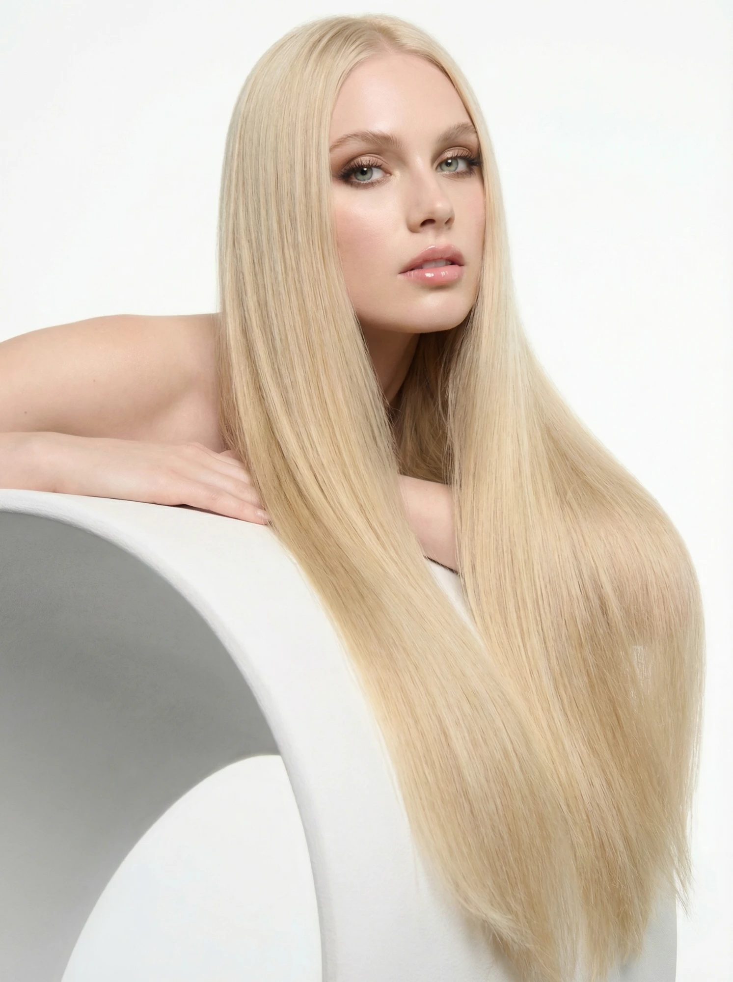 Modelo com cabelo loiro brilhante após tratamento D.Riely Hair