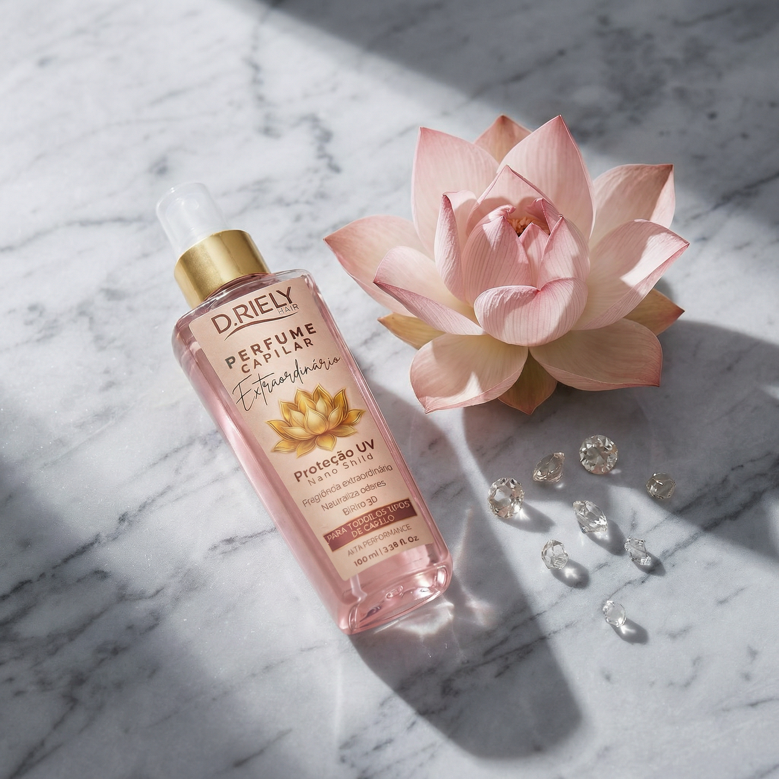 Flat-lay Perfume Capilar com Flor de Lótus