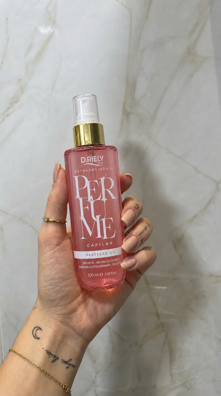 Perfume capilar na mão
