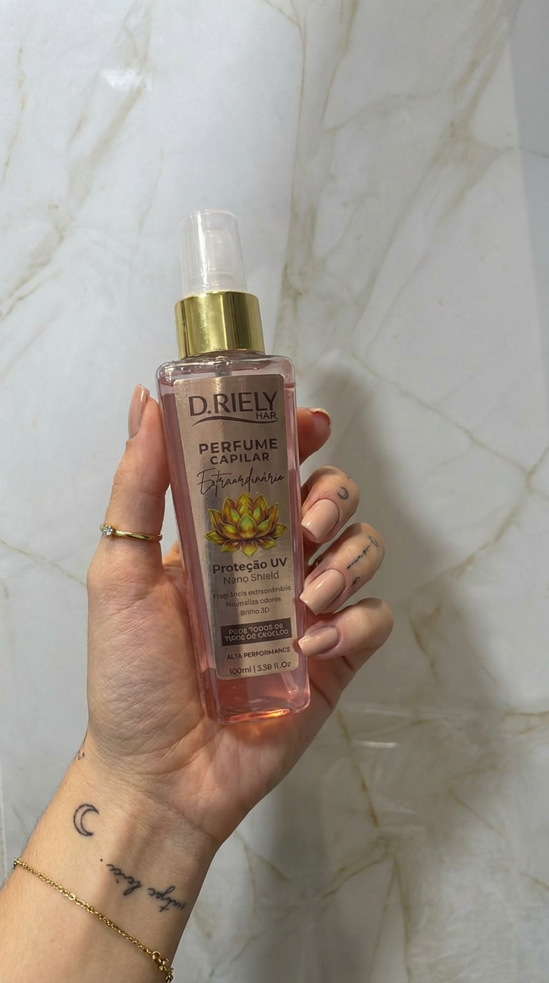 Perfume capilar na mão